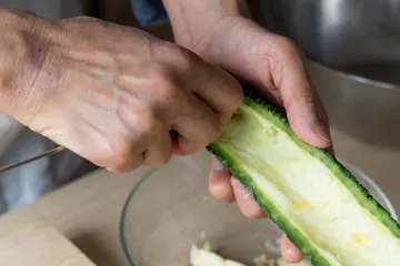 ゴーヤの下ごしらえ　ワタの取り方や苦みのやわらげ方