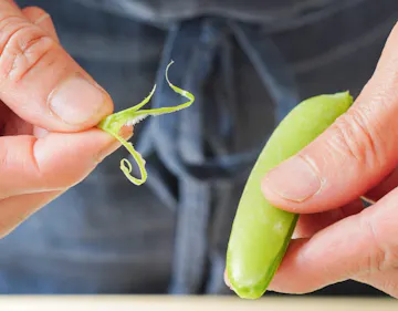 スナップエンドウの下ごしらえ　筋の取り方・茹で方のコツ